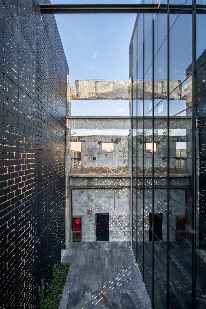 Forecourt_-_Garden_of_Light_and_Shadow.jpg Forecourt_-_Garden_of_Light_and_Shadow.jpg